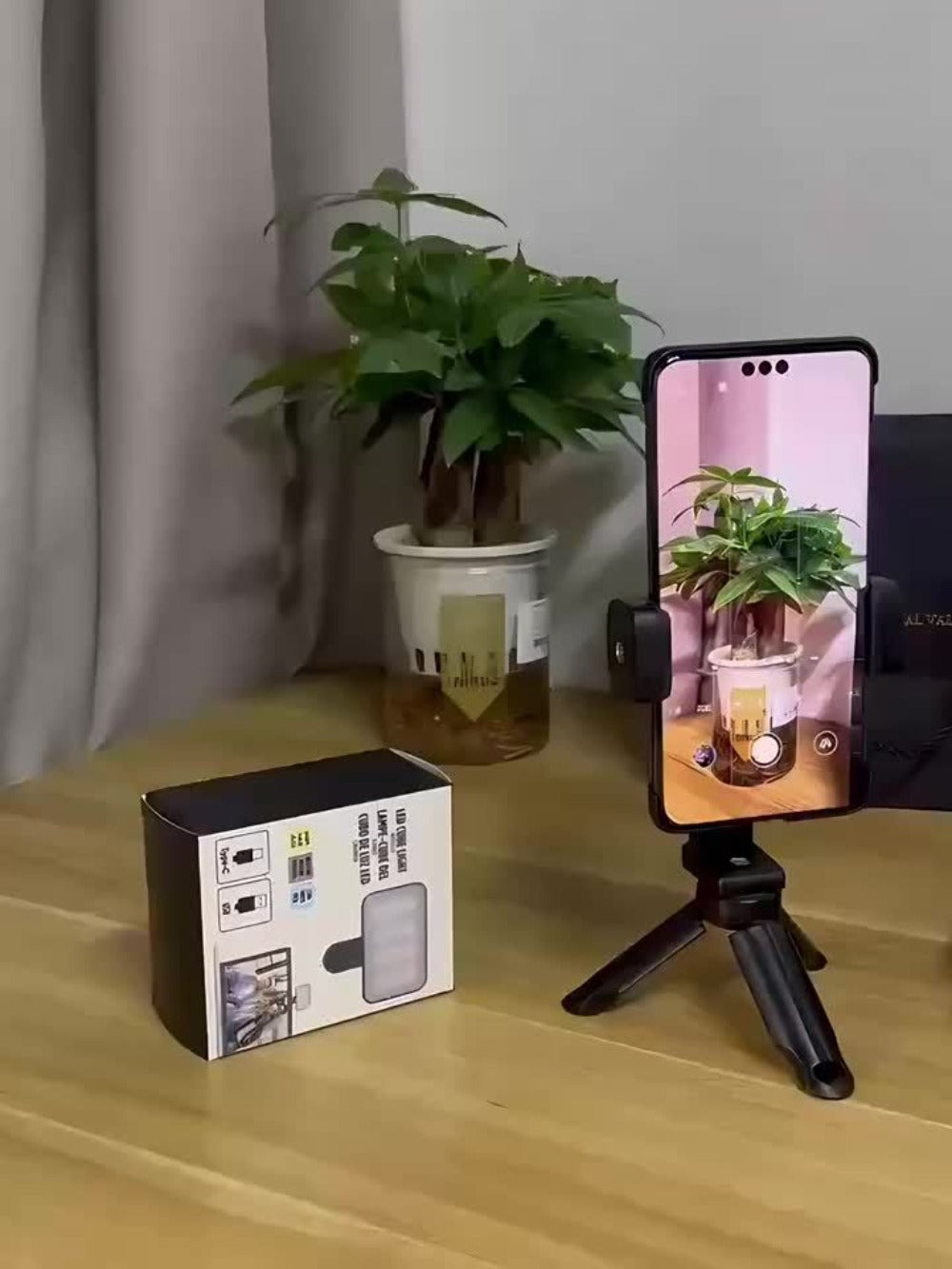 Clip-On LED Fill Light for Phone Laptop Tablet Mini Portable Selfie Light for Video Conferencing Live Streaming Makeup Photography Battery Powered Compact Clip Light